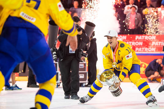 Sveriges Mikael Backlund jublar med pokalen