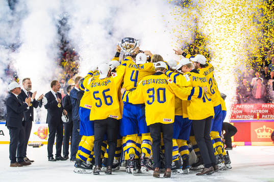 Sveriges spelare jublar med pokalen