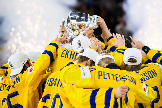Sveriges spelare jublar med pokalen
