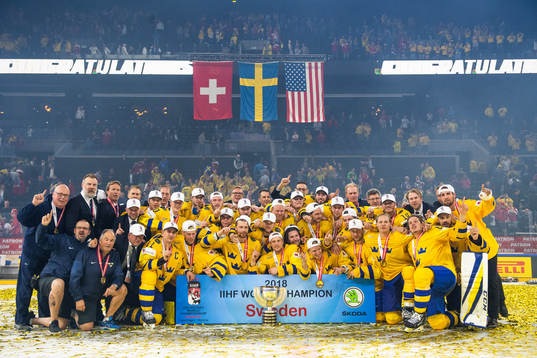 Sveriges lag jublar med pokalen