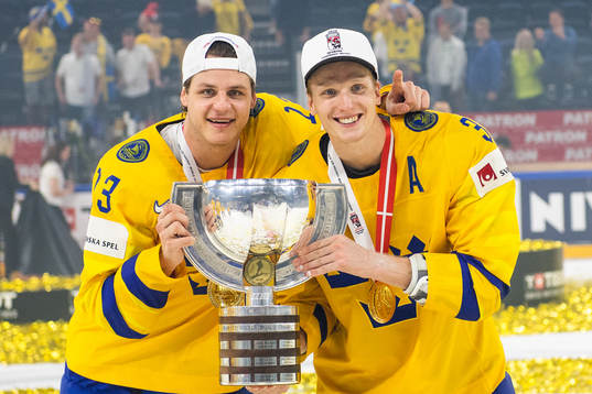 Sveriges Oliver Ekman Larsson och John Klingberg  jublar