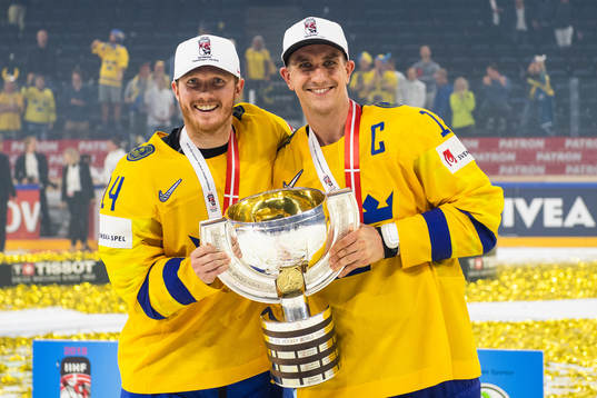 Sveriges Gustav Nyquist och Mikael Backlund jublar med