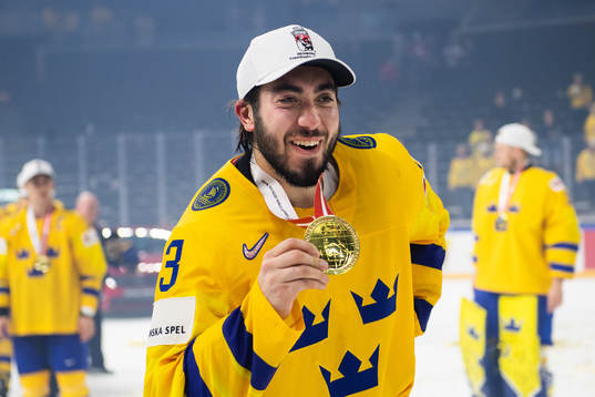 Sveriges Mika Zibanejad jublar med medaljen