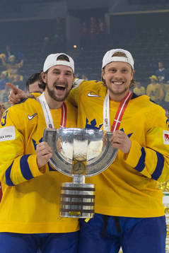 Sveriges Filip Forsberg och Jacob de la Rose jublar med