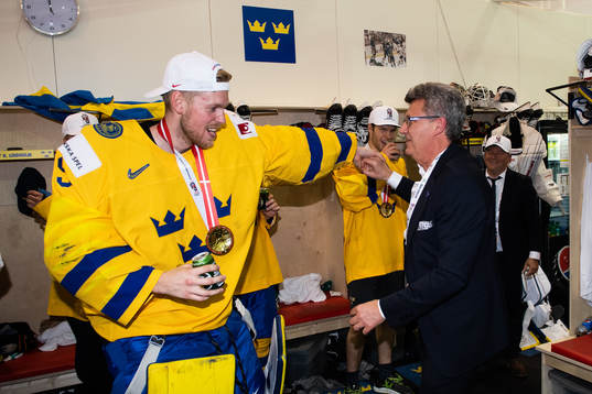 Sveriges målvakt Magnus Hellberg jublar i
