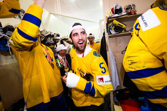 Sveriges Erik Gustafsson jublar i omklädningsrummet