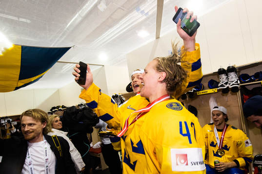 Sveriges Hampus Lindholm jublar i omklädningsrummet