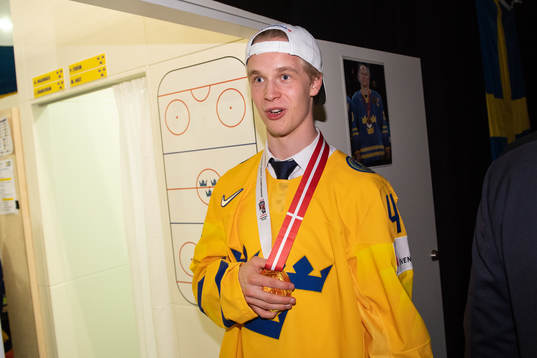 Sveriges Elias Pettersson jublar i omklädningsrummet