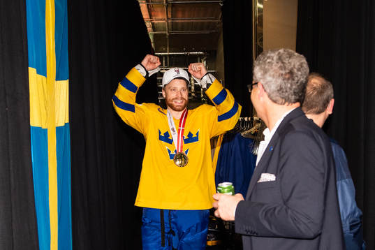Sveriges Adam Larsson jublar i omklädningsrummet