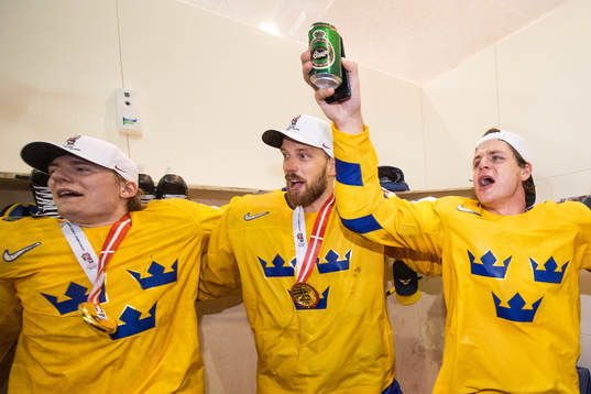 Sveriges målvakt Anders Nilsson och Mattias Janmark jublar