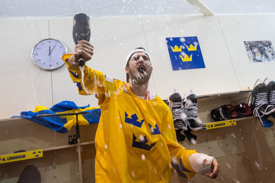 Sveriges Erik Gustafsson sprutar champagne och jublar i