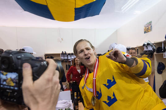Sveriges Hampus Lindholm jublar i omklädningsrummet