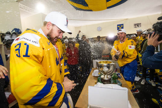 Sveriges målvakt Anders Nilsson sprutas ner champagne av