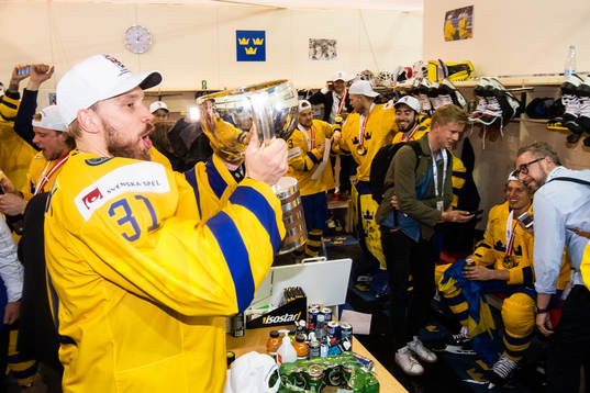Sveriges lyfter pokalen och jublar i omklädningsrummet