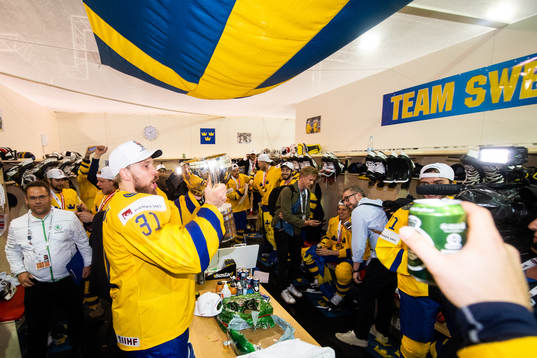 Sveriges lyfter pokalen och jublar i omklädningsrummet