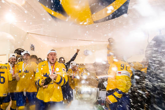 Sveriges spelare sprutar champagne och jublar i