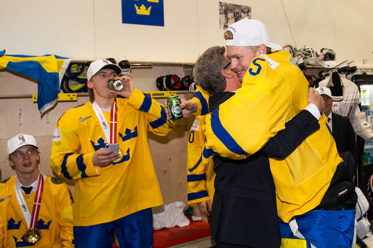 Sveriges målvakt Magnus Hellberg jublar i