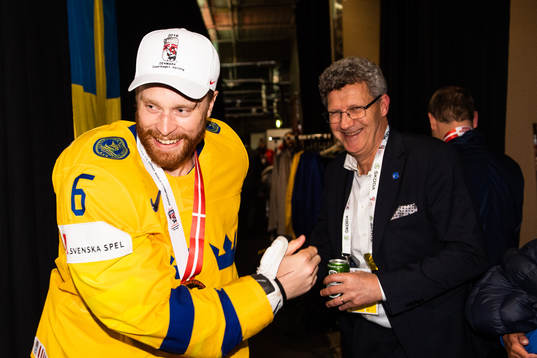 Sveriges Adam Larsson jublar i omklädningsrummet