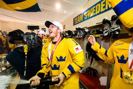 Sveriges Gustav Nyquist sprutar champagne och jublar i