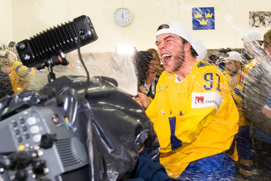 Sveriges Magnus Pääjärvi-Svensson sprutar champagne och