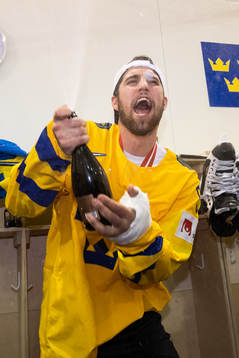 Sveriges Erik Gustafsson  sprutar champagne och  jublar i