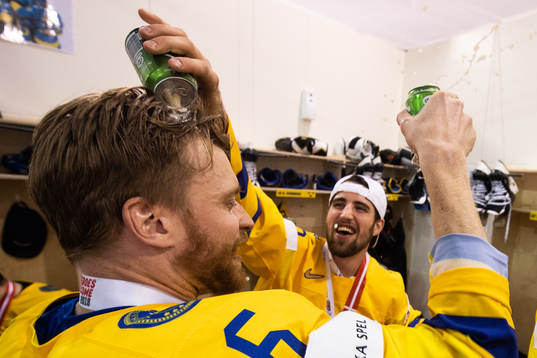 Sveriges Erik Gustafsson häller öl över Adam Larsson