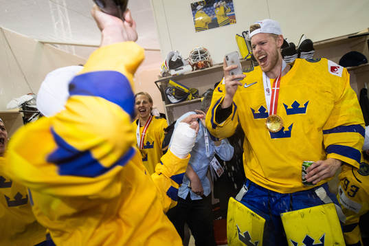 Sveriges målvakt Magnus Hellberg filmar och jublar i
