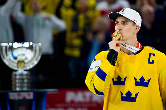 Sveriges Mikael Backlund jublar med sin guldmedalj och med