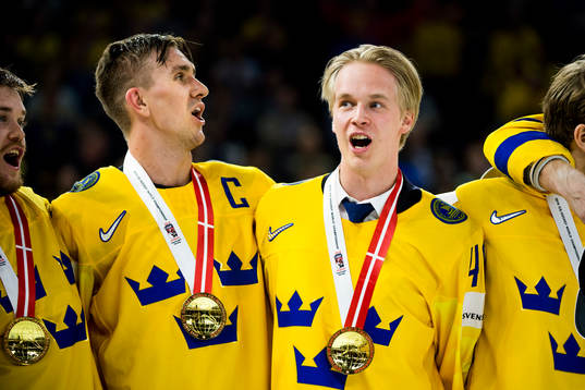 Sveriges Mikael Backlund och Elias Pettersson jublar med