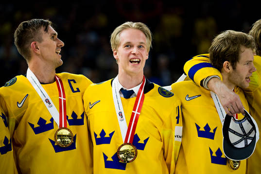 Sveriges Elias Pettersson jublar med sin guldmedalj