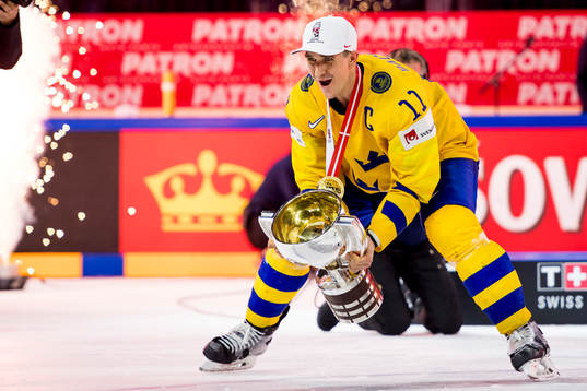 Sveriges Mikael Backlund jublar med sin guldmedalj