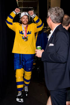 Sveriges Adam Larsson jublar mot lagledare Lars-Henry