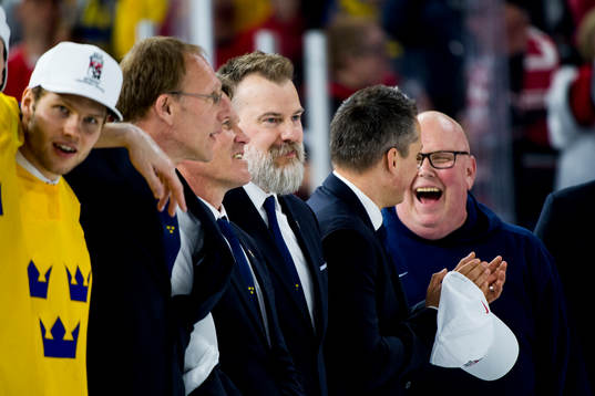 Sveriges förbundskapten Rikard Grönborg jublar