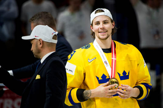 Sveriges Adrian Kempe med sin guldmedalj
