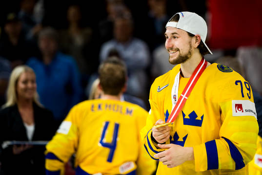 Sveriges Filip Forsberg med sin guldmedalj