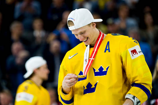 Sveriges John Klingberg med sin guldmedalj