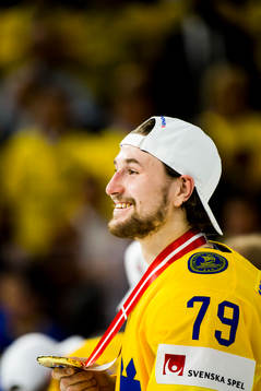 Sveriges Filip Forsberg med sin guldmedalj