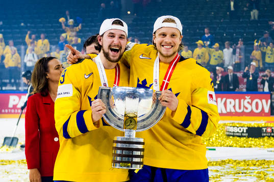 Sveriges Filip Forsberg och Jacob de la Rose med sin