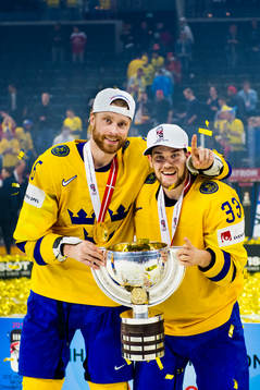Sveriges Adam Larsson och Viktor Arvidsson med sin