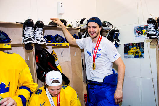 Sveriges Dennis Everberg med sin guldmedalj i