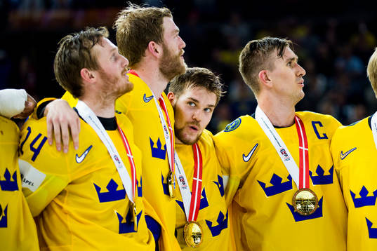 Sveriges Viktor Arvidsson med sin guldmedalj