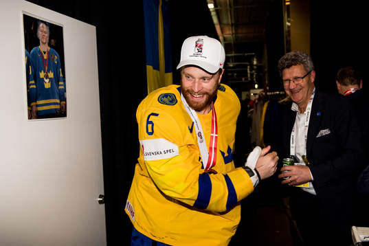 Sveriges Adam Larsson med sin guldmedalj i