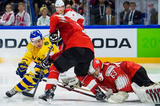 Sveriges Mattias Janmark i kamp om pucken framför Schweiz