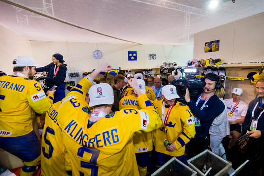 Sveriges spelare firar segern i omklädningsrummet