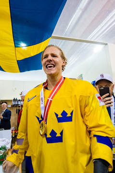 Sveriges Hampus Lindholm med sin guldmedalj i