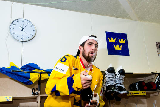 Sveriges Erik Gustafsson sprutar champagne i