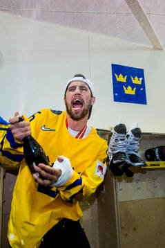 Sveriges Erik Gustafsson sprutar champagne i