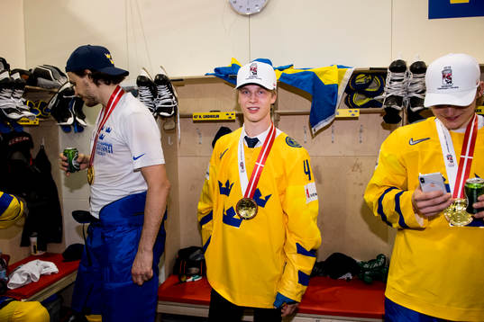 Sveriges Elias Pettersson med sin guldmedalj i