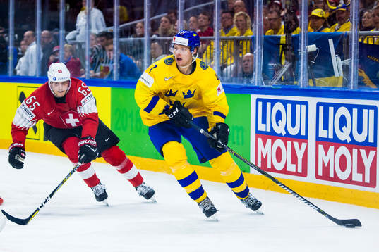Schweiz Ramon Untersander och Sveriges Hampus Lindholm