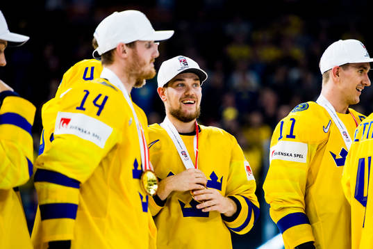 Sveriges Viktor Arvidsson med sin guldmedalj